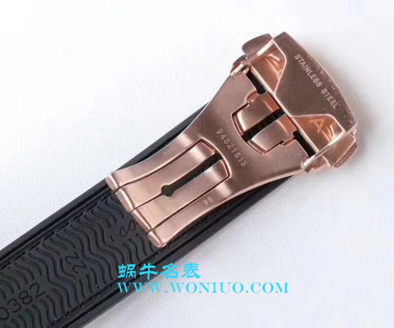   OM  欧米茄海马海洋宇宙600米系列232.63.46.31.01.001腕表 / M202B