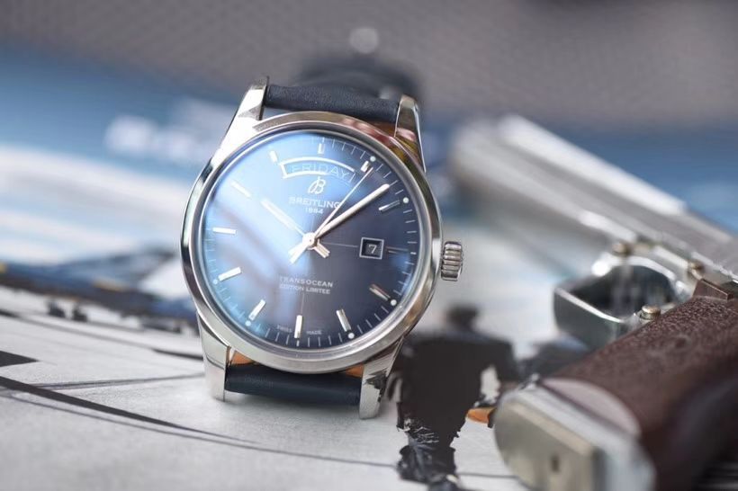 视频评测表和正品表的区别  V7出品百年灵越洋系列星期日历款超级副本 / BL100