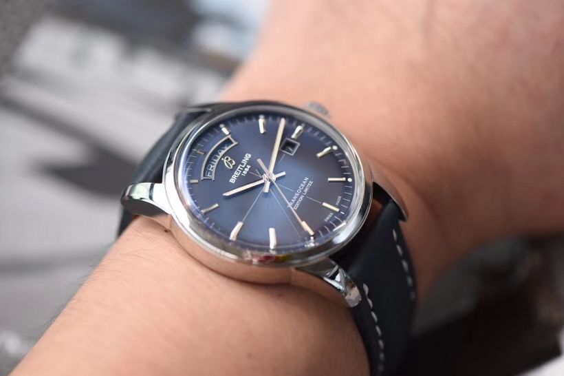 视频评测表和正品表的区别  V7出品百年灵越洋系列星期日历款超级副本 / BL100