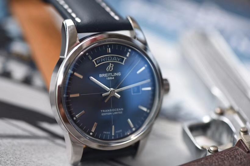 视频评测表和正品表的区别  V7出品百年灵越洋系列星期日历款超级副本 / BL100