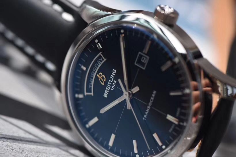 视频评测表和正品表的区别  V7出品百年灵越洋系列星期日历款超级副本 / BL100