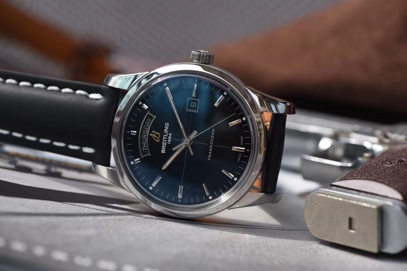 视频评测表和正品表的区别  V7出品百年灵越洋系列星期日历款超级副本 / BL100