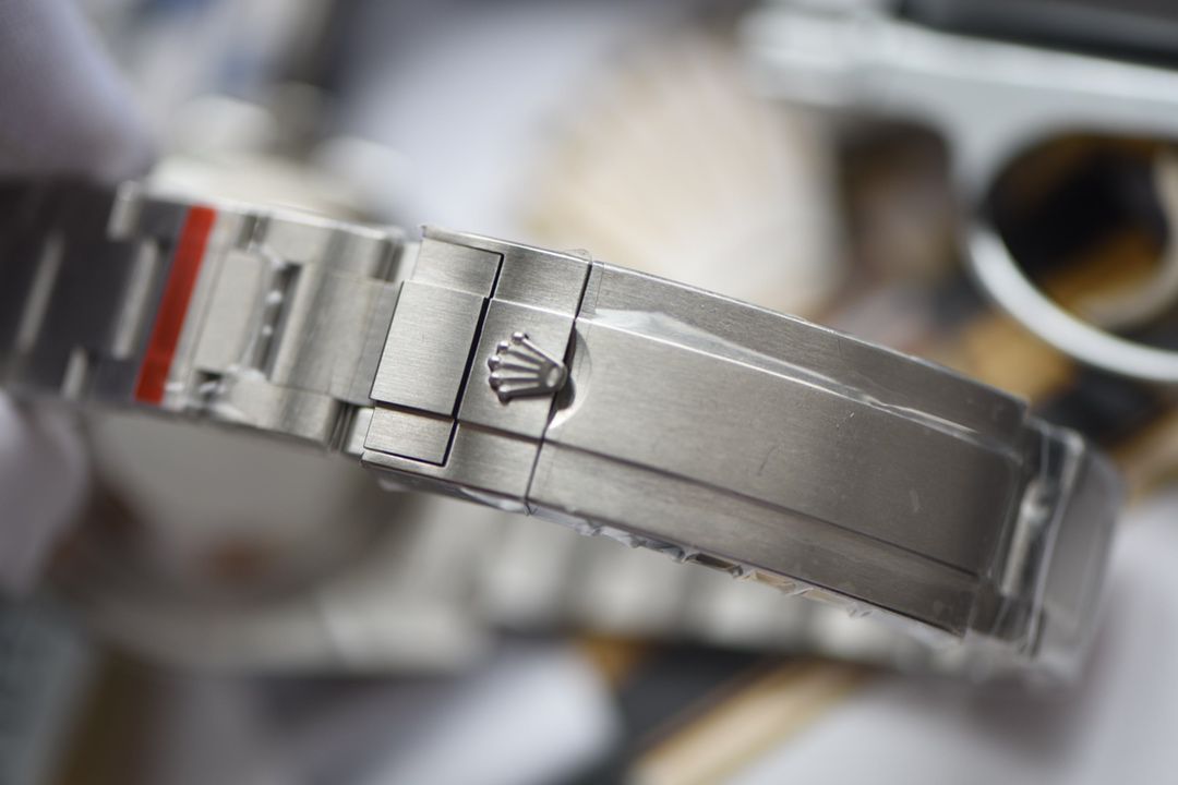 视频评测最完‎美​Rolex绿水鬼‎SUBN厂V10升​级版  劳力士潜航者型系列116610LV-97200绿盘腕表 / R392