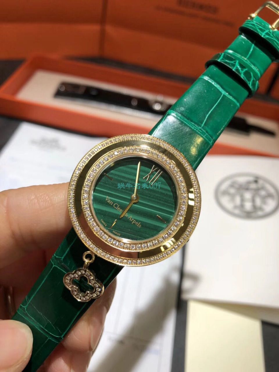 梵克雅宝CHARMS系列VCARO8NR00女士石英腕表 / VCA01