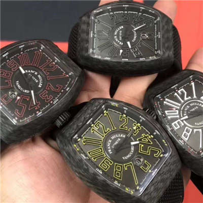 法穆兰FRANCK MULLER再创新作V45在夜幕低垂之时，Vanguard Carbon  fibre 展现充满未来感的外型，令人耳目一新